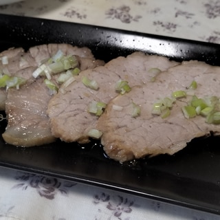 炊飯器で簡単作り置き♪長ネギで極旨塩豚チャーシュー